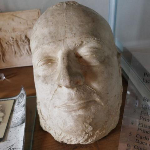 Maschera funebre di Camillo Benso Conte di Cavour Museo FIgurina Gesso Emigrazione Coreglia